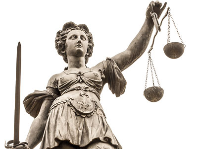 Eine Statue der Gerechtigkeit, die ein Schwert und eine Waage hält.