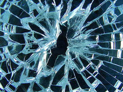 Zerbrochenes Glas mit Rissen und Splittern.