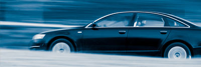 Ein schwarzes Auto, das schnell fährt.