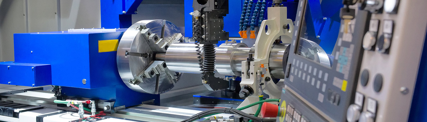 Ein modernes Fertigungsgerät mit einem metallischen Werkstück, das von einer CNC-Maschine bearbeitet wird.
