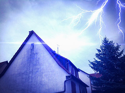 Ein Haus mit einem Blitz über dem Dach.