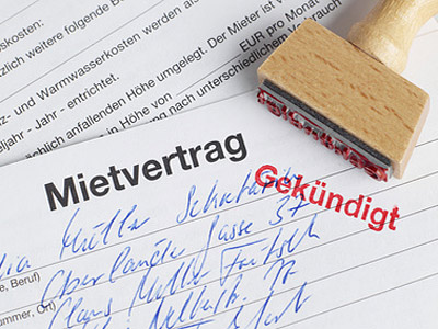Ein Mietvertrag mit dem Stempel "Gekündigt".