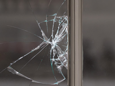 Ein zerbrochene Fensterscheibe mit Rissmustern.