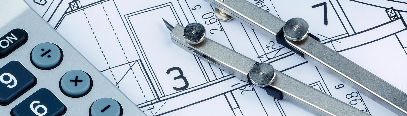 Ein Taschenrechner neben einem Zirkelschluss auf Architektenplänen.