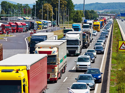 Stau mit Lkw und Pkw auf einer Autobahn.