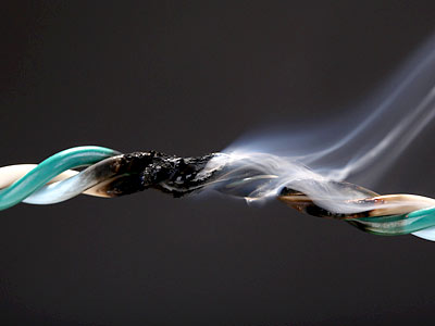 Ein angebrannter Kabelstrang mit Rauchentwicklung.