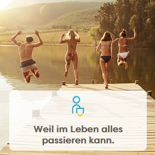 Vier Personen springen von einem Steg ins Wasser.