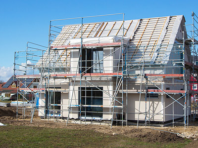 Ein unvollendetes Gebäude, umgeben von Baustellengerüsten.