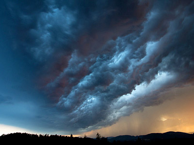 Dramatische Wolkenformationen am Abendhimmel.