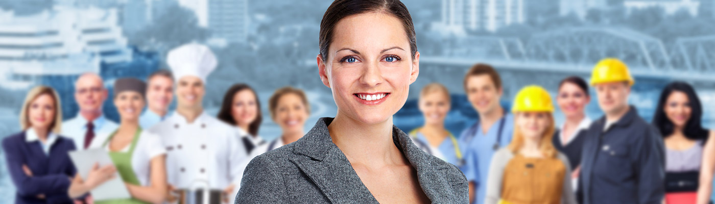 Eine lächelnde Frau im Vordergrund, umgeben von einer Gruppe von Fachleuten aus verschiedenen Berufen im Hintergrund.