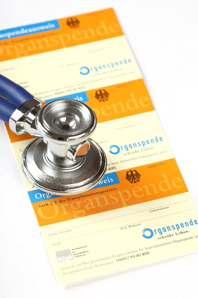 Ein Organspendeausweis liegt unter einem Stethoskop.