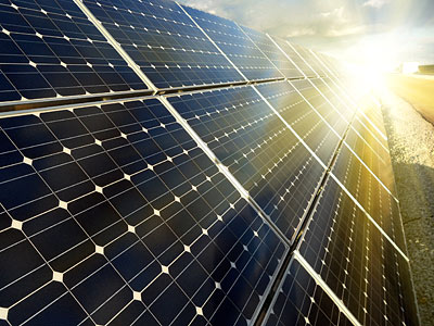 Solarmodule, die in der Sonne glänzen.