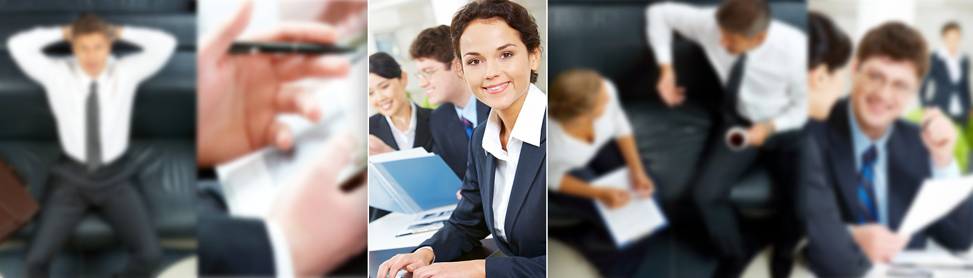 Eine Gruppe von Geschäftsleuten in einem modernen Büro, darunter eine lächelnde Frau und mehrere Personen, die an einem Meeting teilnehmen.