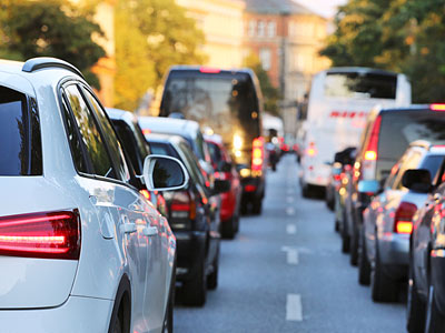 Stau mit mehreren Fahrzeugen auf der Straße.