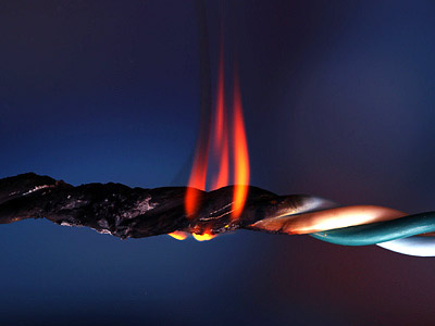 Eine brennende Drähte mit Flammen.