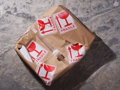 Ein beschädigtes Paket mit "Fragile"-Aufklebern.