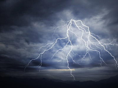 Ein Gewitterhimmel mit Blitzen und dunklen Wolken.