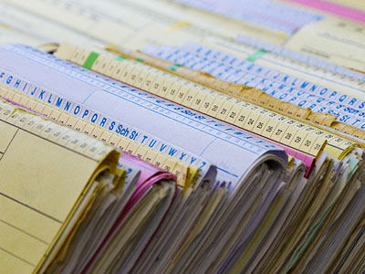 Ein Stapel von Akten mit beschrifteten Registerkarten.