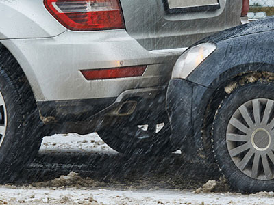 Zwei Autos in einem Unfall bei Regen.