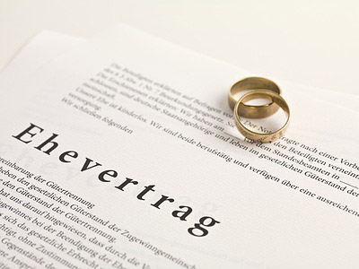 Ein Ehevertrag mit zwei Eheringen darauf.