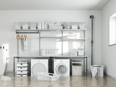 Ein moderner Waschraum mit Waschmaschinen, Wäschekörben, Regalen und gefalteten Handtüchern.