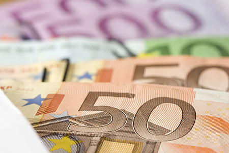 Eine Nahaufnahme von verschiedenen Eurobanknoten, hauptsächlich einem 50-Euro-Schein.