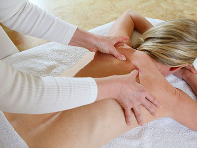 Eine Person bekommt eine Rückenmassage.
