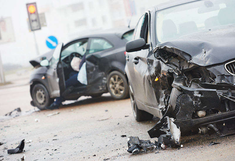 Zwei beschädigte Autos nach einem Unfall an einer Kreuzung.